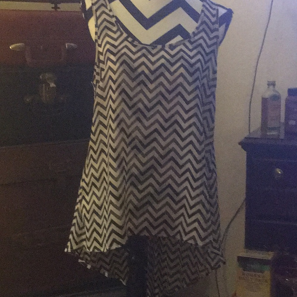 Black and white chevron print top